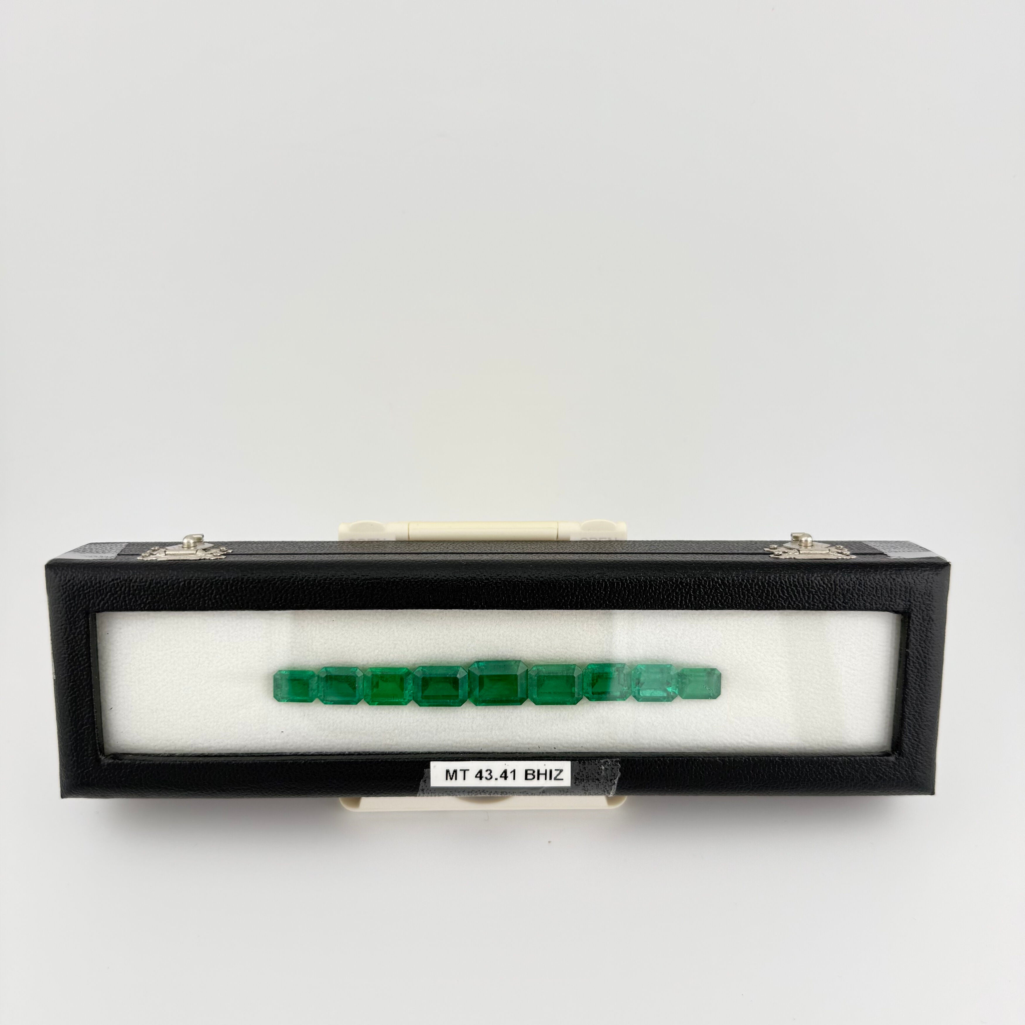 4.40 ct. Emerald GRS Insignificant